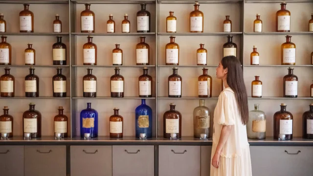 Une femme contemple les fragrances de l'usine-musée Fragonard