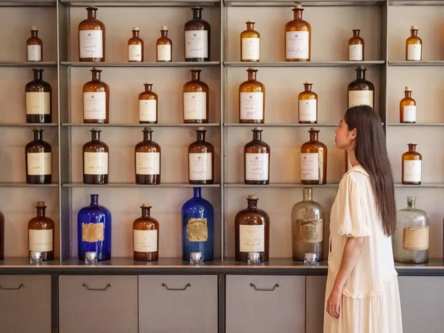 Une femme contemple les fragrances de l'usine-musée Fragonard
