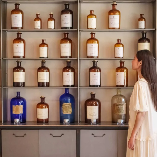 Une femme contemple les fragrances de l'usine-musée Fragonard