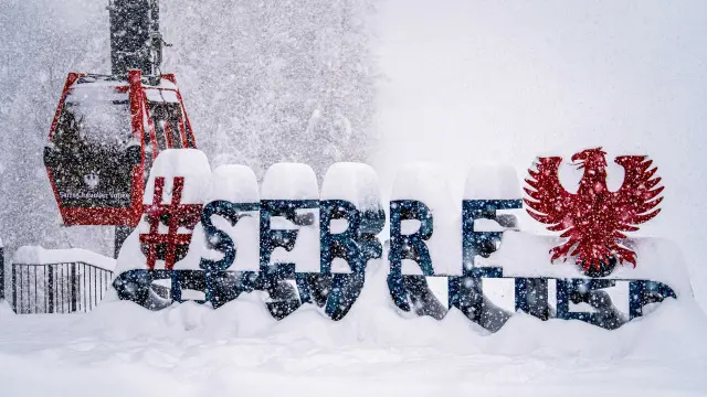 Chute de neige sur le logo de Serre Chevalier