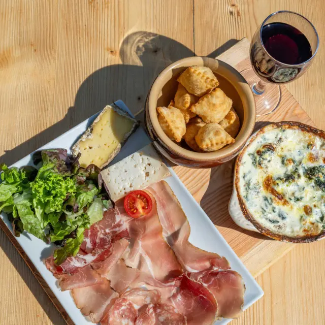 Auswahl an Tourtons, Gratin aus Ohren des Esels und anderen Spezialitäten aus dem Champsaur