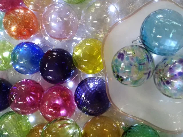 Boules de Noël multicolores en verre soufflé d'Alban Gaillard