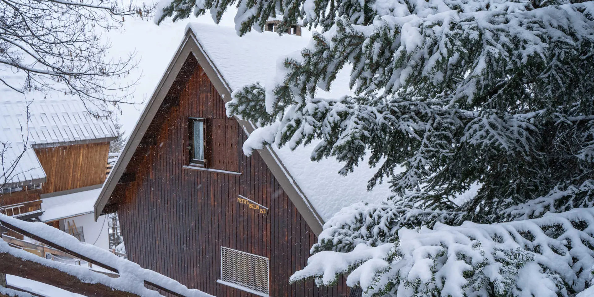 Ein Chalet im Schnee in Orcières