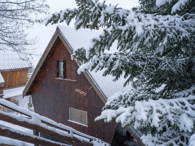 Ein Chalet im Schnee in Orcières