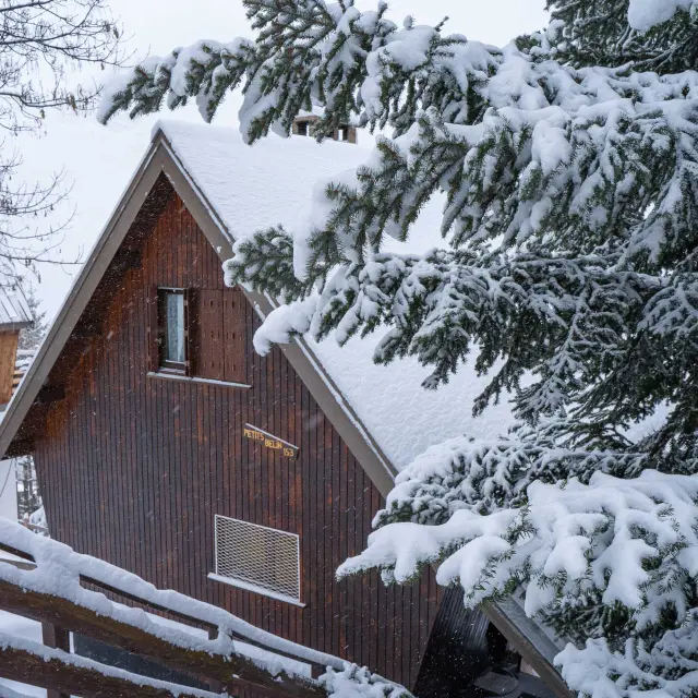 Ein Chalet im Schnee in Orcières