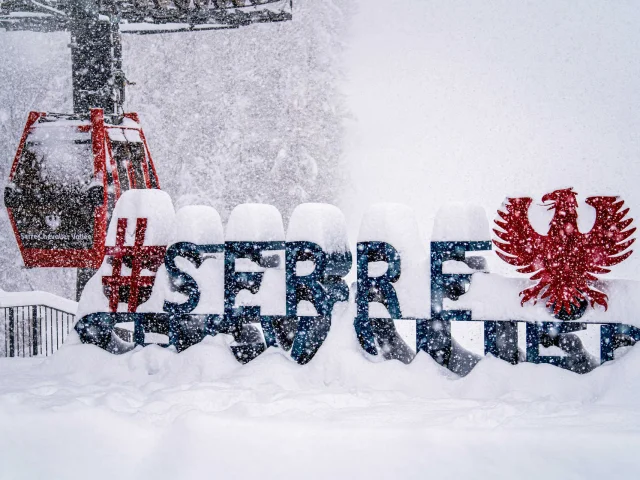 Schneefall auf dem Logo von Serre Chevalier