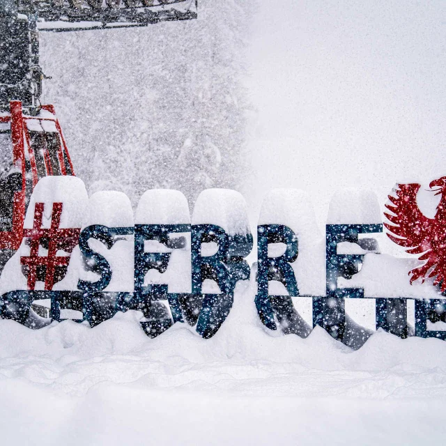 Schneefall auf dem Logo von Serre Chevalier