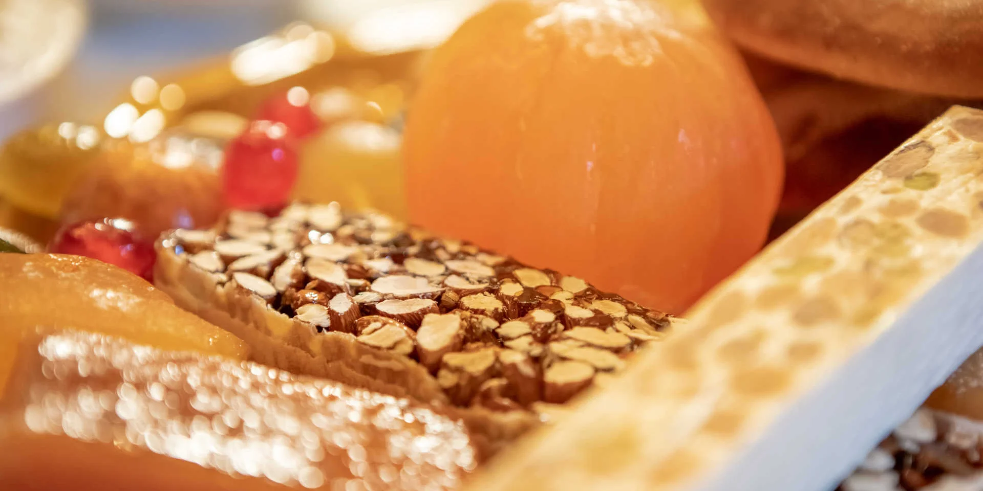 Nougat, fruits confits et autres desserts provençaux