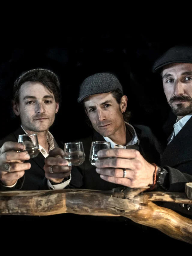 Die vier Brüder der Brennerei Distillerie des 4 Frères stoßen an