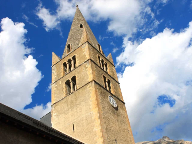 Le clocher de l'église Saint-Étienne de Vallouise