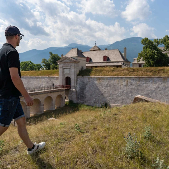 Balade devant les fortifications Vauban de Mont-Dauphin