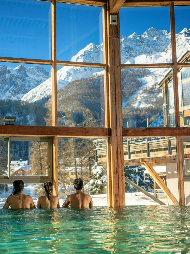 Badegäste genießen die Aussicht von den Grands Bains du Monêtier