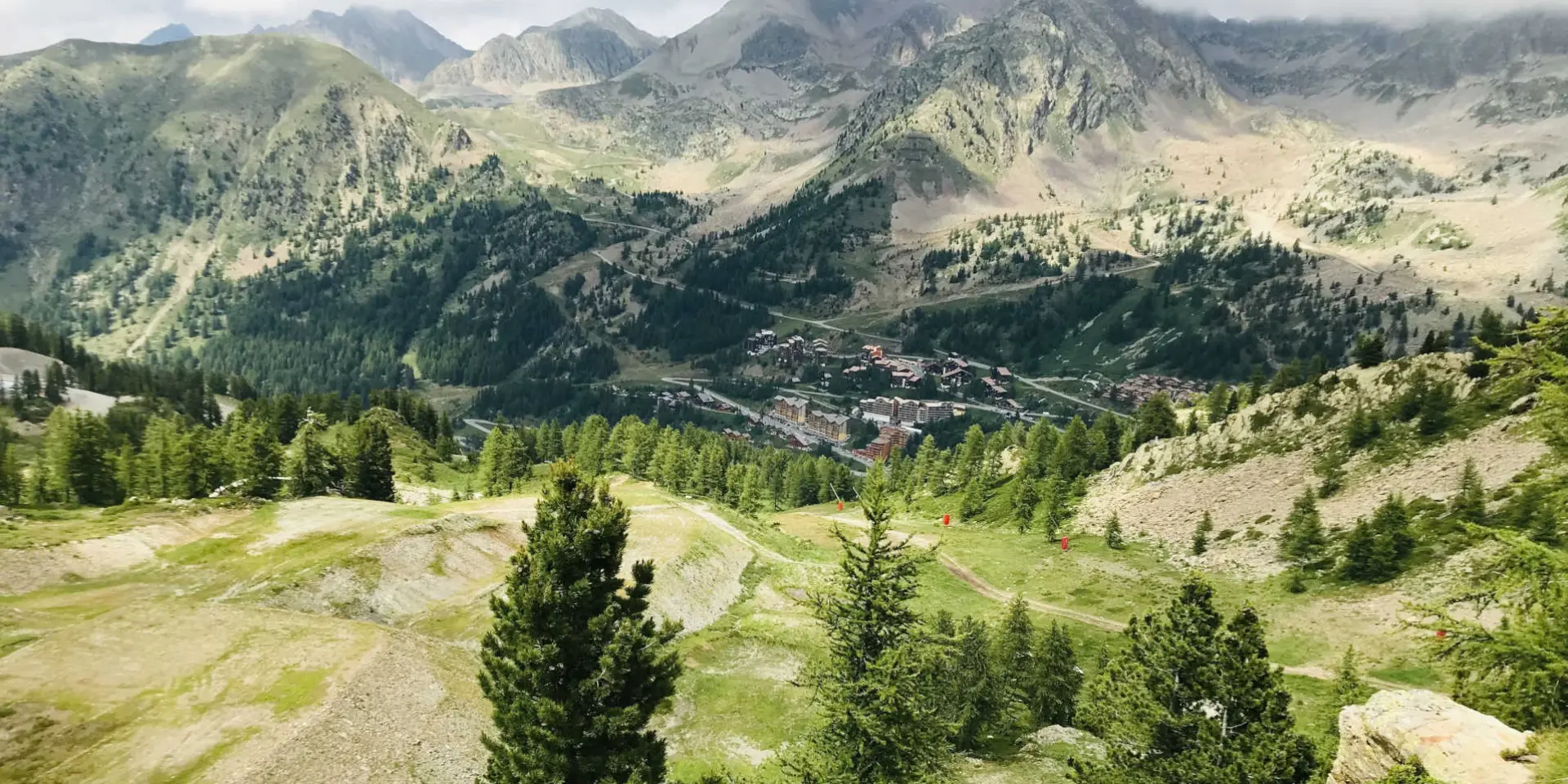 Vue sur la station d'Isola 2000, paysage verdoyant