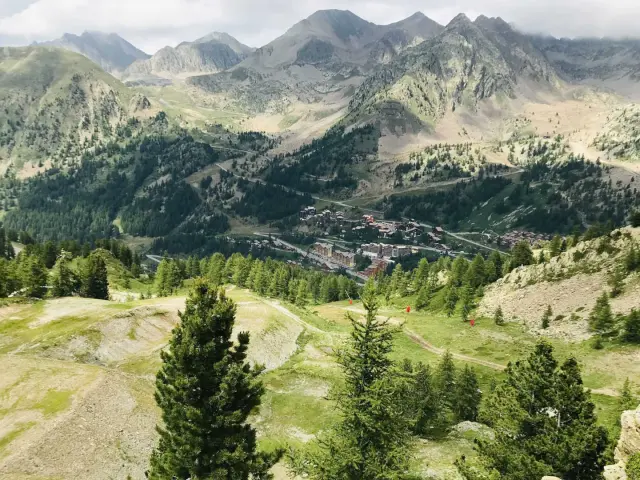 Die grünen Landschaften des Ferienorts Isola 2000