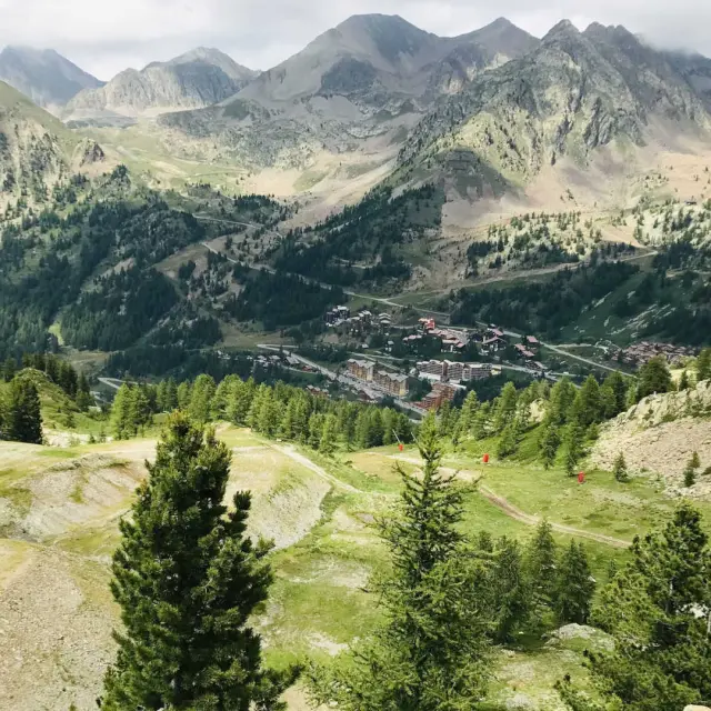 Vue sur la station d'Isola 2000, paysage verdoyant
