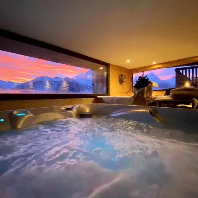Whirlpool mit Panoramablick auf die Berge im Spa Peau d'Ours