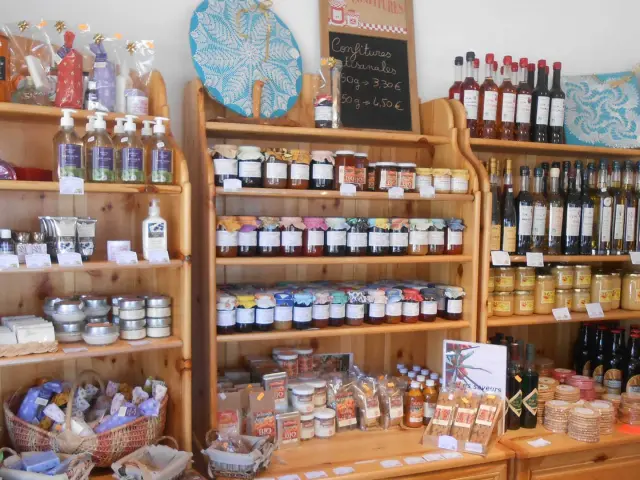 Présentoirs de La Ferme aux saveurs, à Monclar