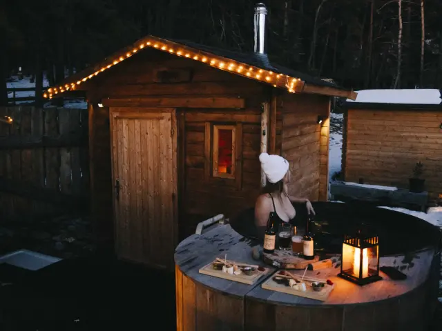 Une femme prend un bain nordique aux Bain des Bois de Montclar