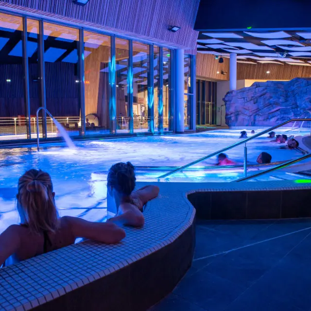 Nachtbadende im Wellnesscenter Odycea – Les Bains du Dévoluy