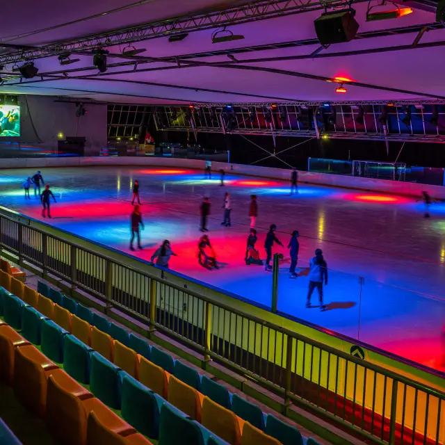 Ein Abend in der Eishalle des Palais des Sports in Orcières