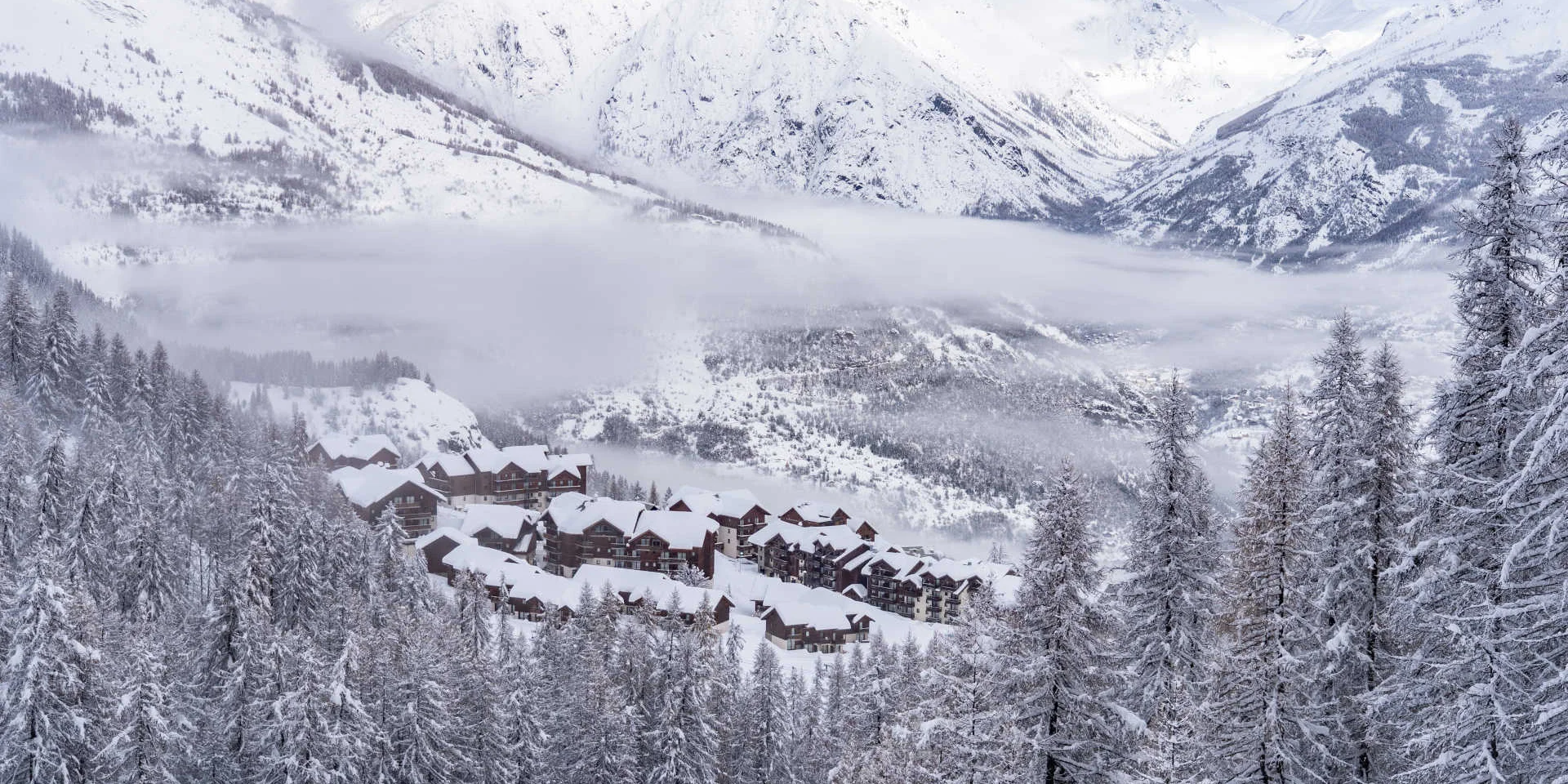 La station de Puy-Saint-Vincent sous la neige