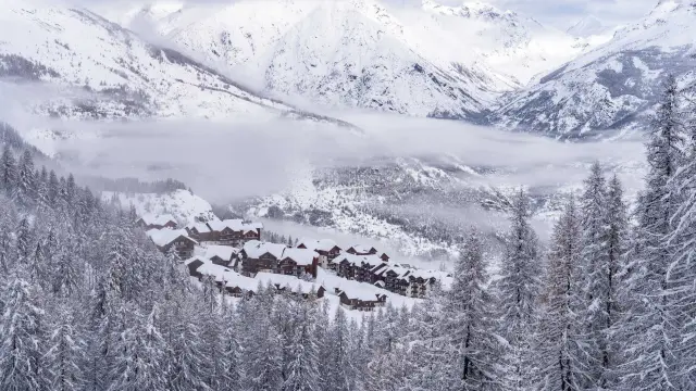 La station de Puy-Saint-Vincent sous la neige