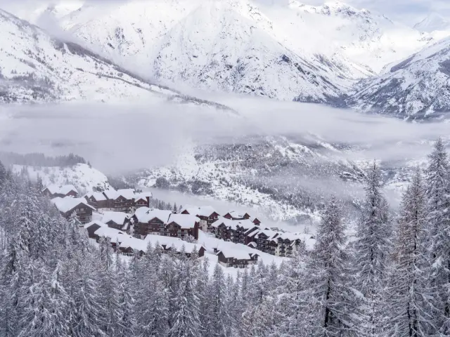 La station de Puy-Saint-Vincent sous la neige