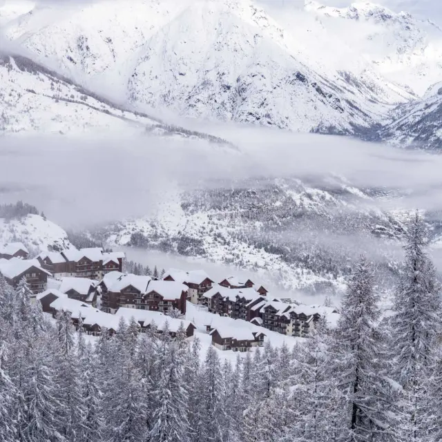 La station de Puy-Saint-Vincent sous la neige