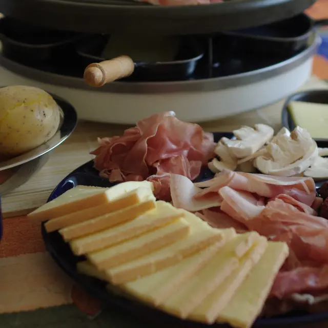 Auswahl an Raclette und Wurstwaren
