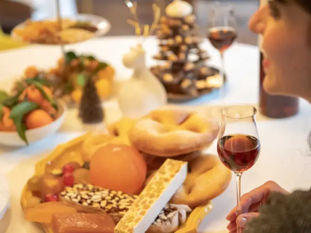 Femme attablée lors d'un repas de Noël