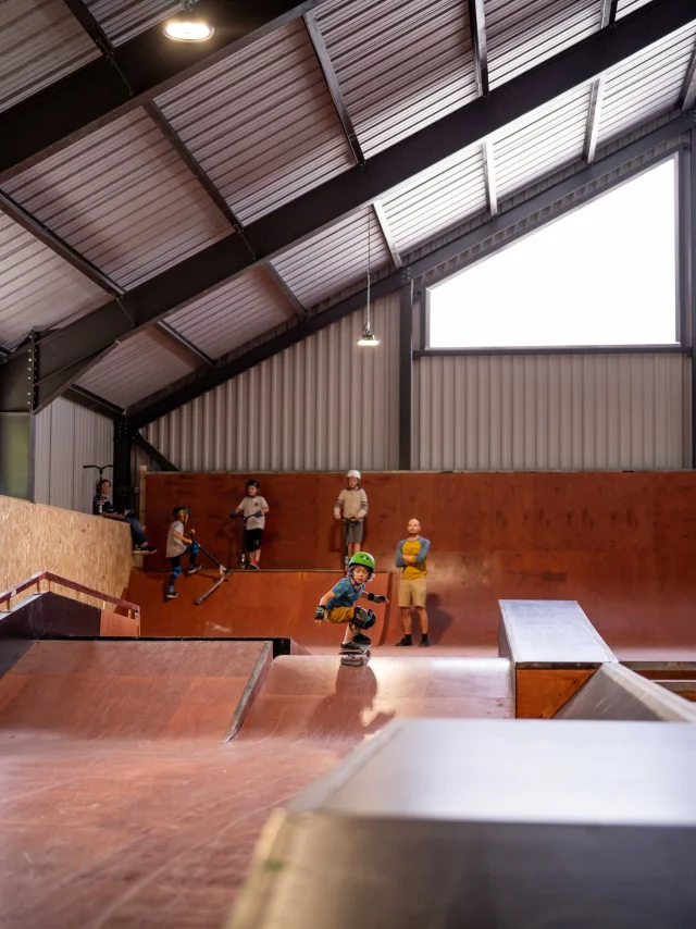 Kinder im Skatepark Hangar Zéro in Briançon