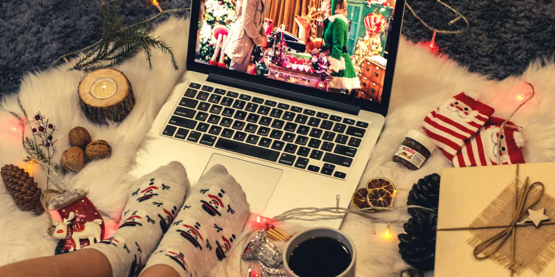 Visionnage d'un film de Noël sur un ordinateur