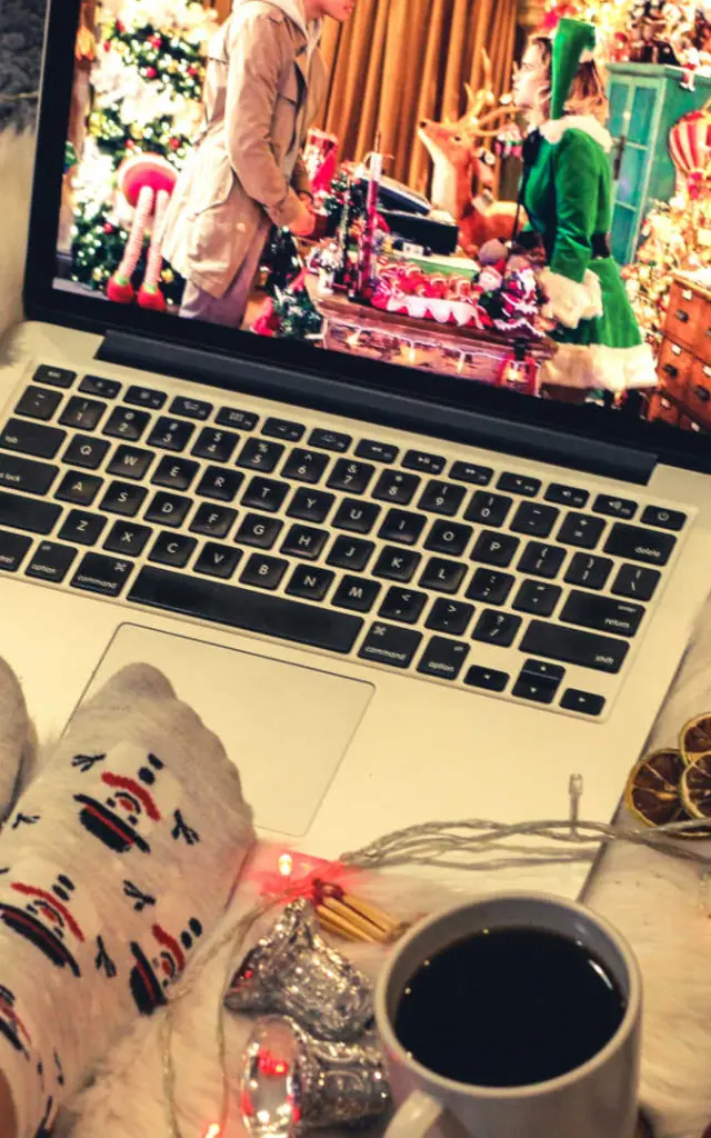 Visionnage d'un film de Noël sur un ordinateur