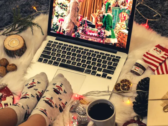 Visionnage d'un film de Noël sur un ordinateur