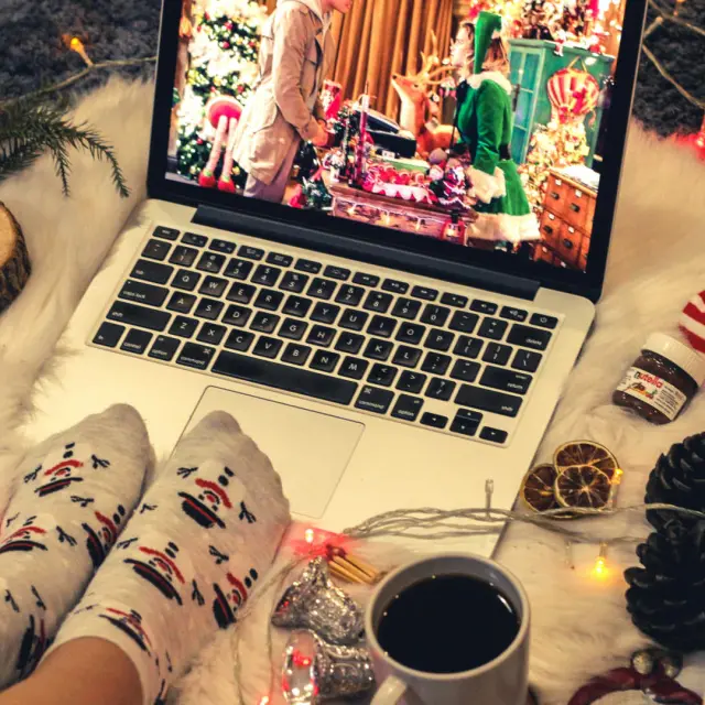 Visionnage d'un film de Noël sur un ordinateur