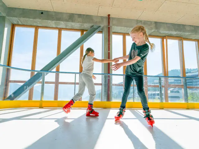 Deux petites filles à la patinoire du Panoramic
