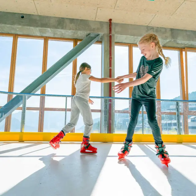 Deux petites filles à la patinoire du Panoramic
