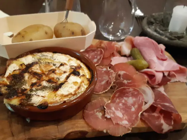 Gros plan sur le plateau de fromage et charcuterie du Restaurant Le Bistronome d'Auron