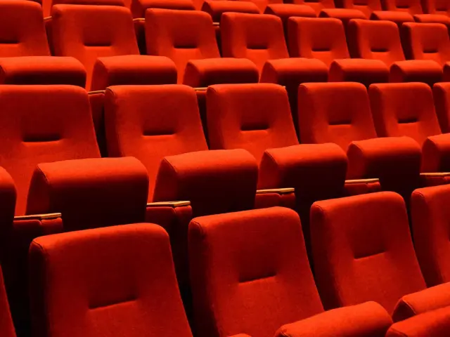 Les fauteuils rouges d'une salle de cinéma