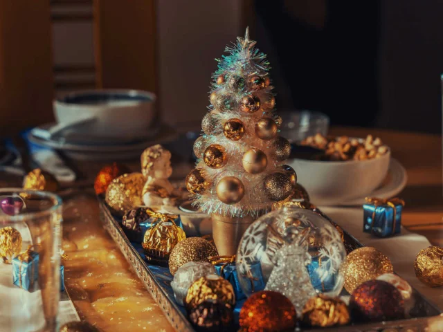 Ein gedeckter Tisch zu Weihnachten