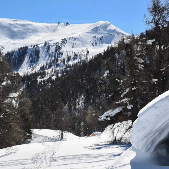 Der verschneite Ferienort Risoul