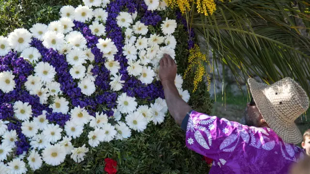 Des fleurs sur un char décoré à la Fête des Violettes Tourrettes-sur-Loup