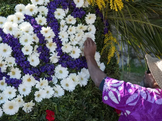 Des fleurs sur un char décoré à la Fête des Violettes Tourrettes-sur-Loup