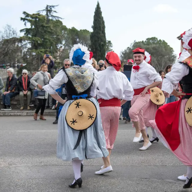 Traditionelle Tänze beim Fête des Violettes in Tourrettes-sur-Loup in den Alpes-Maritimes
