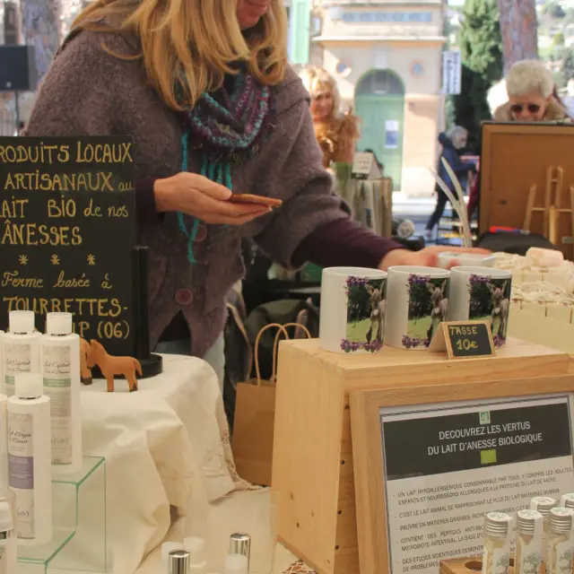 Provenzalischer Markt beim Fête des Violettes in Tourrettes-sur-Loup