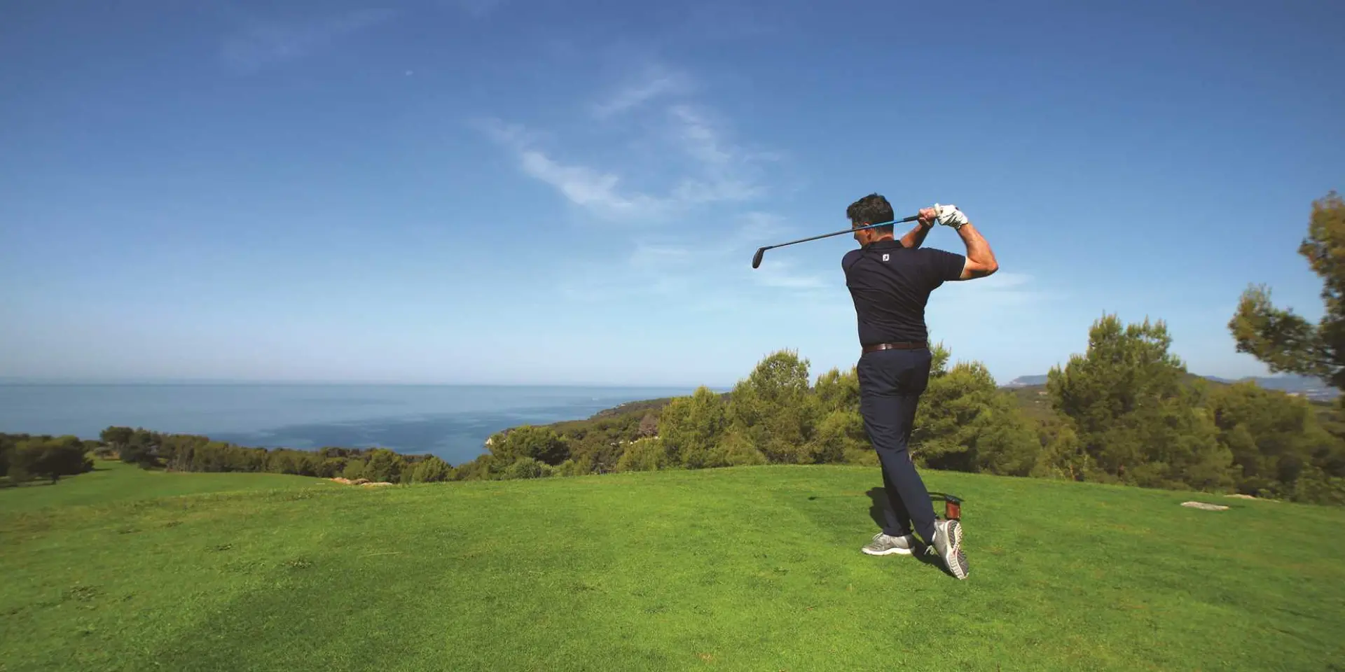 olfeur en plein swing sur un parcours en bord de mer