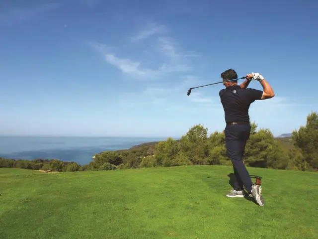 olfeur en plein swing sur un parcours en bord de mer