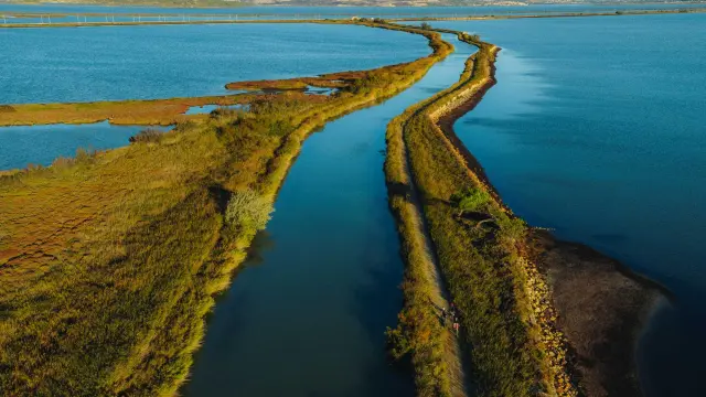 Sainte Lucie La Méditerranée à vélo L. Garnier Blue Max Media