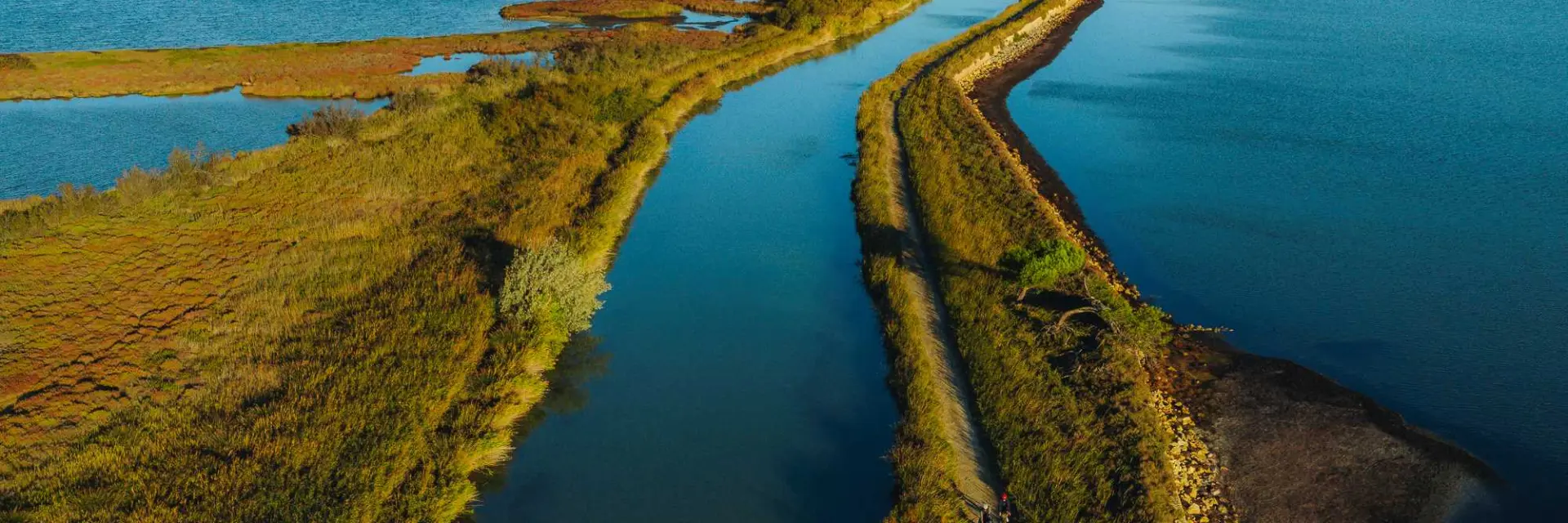 Sainte Lucie La Méditerranée à vélo L. Garnier Blue Max Media