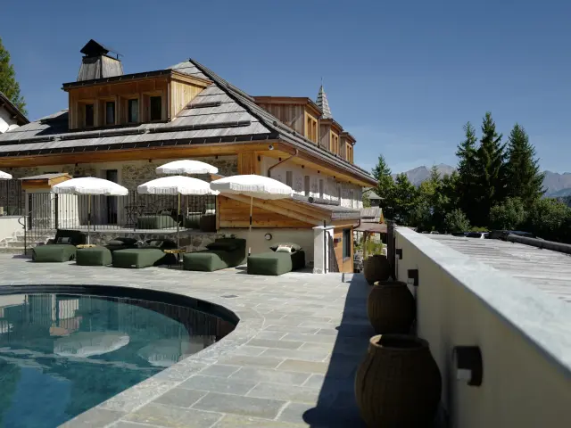 Terrasse piscine Hôtel Le Prieuré Pra Loup Alpes du Sud